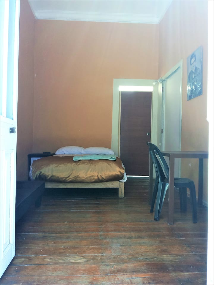 Habitación matrimonial  con baño privado; el precio incluye desayuno casero, colchón Rosen, sábanas de algodón; piso de la habitación es de pino oregon, al igual que las puertas.