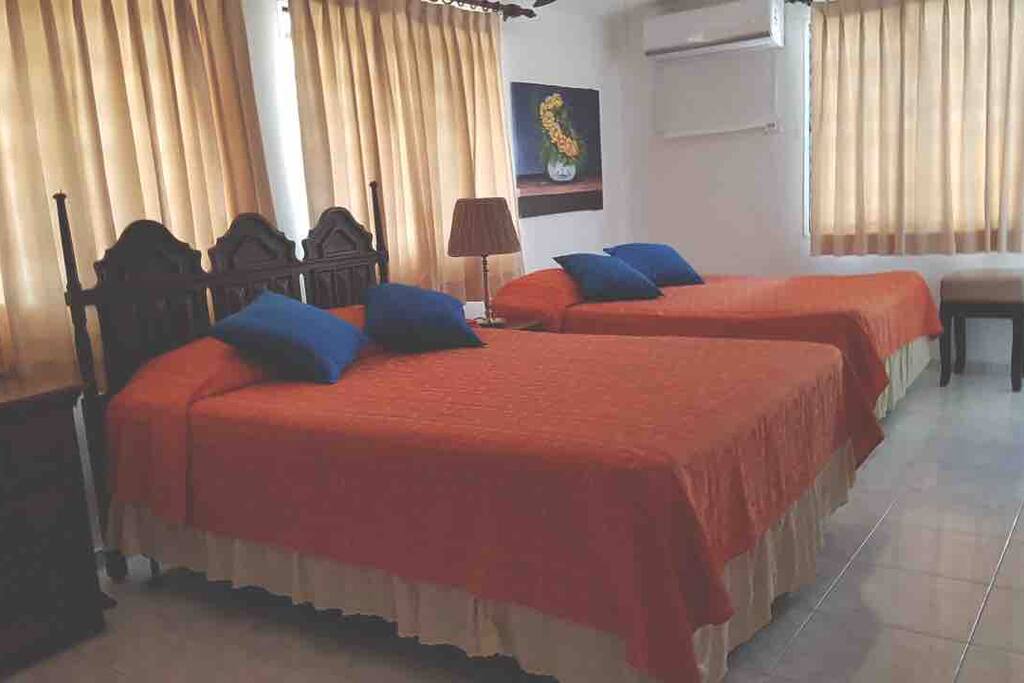 Habitación doble, para 4 personas, aire acondicionado en la noche, abanico de techo. Gavetero de 9 gavetas. Mesa de noche con 2 gavetas ,. Clóset amplio. Baño integrado. Calentador.
