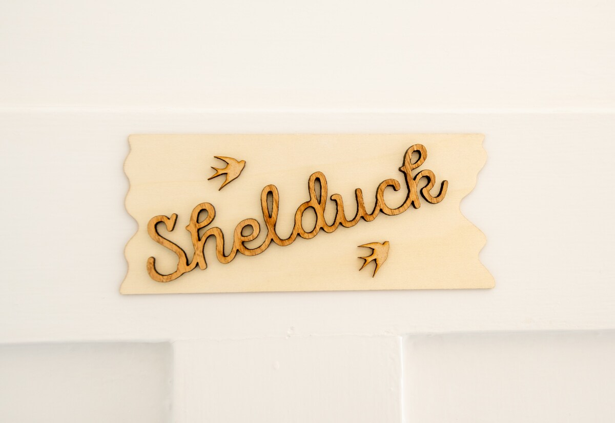 Шелдак - 2 кат. Кревет Superking (широк 6'- може да се конфигурира на барање на два единечни кревета од 3 инчи); коктел стол; повремена маса; опремени шкафови. Семејна бања/WC преку слетување.  