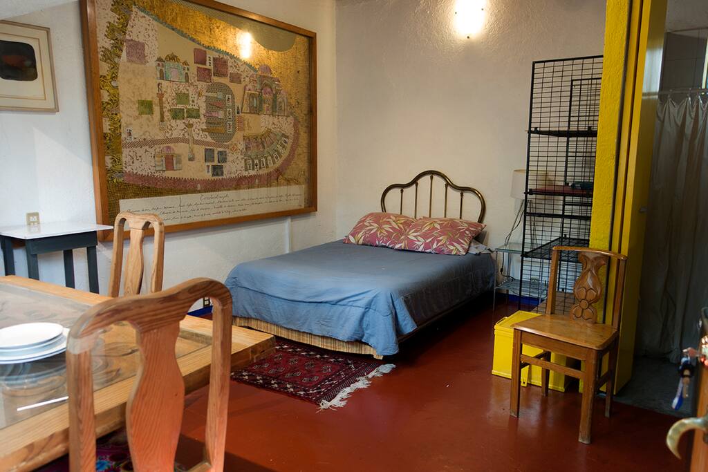Habitación para dos personas en cama matrimonial. Comfort y arte durante su estancia.