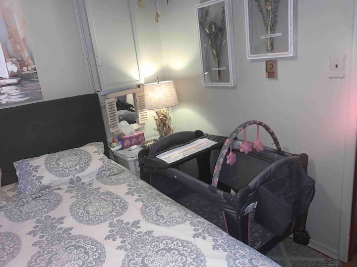 سرير الأطفال المتنقل متاح دائمًا في الكوخ إذا كنت تسافر مع طفل. (76.2 × 109.2 × 82.6 سم)