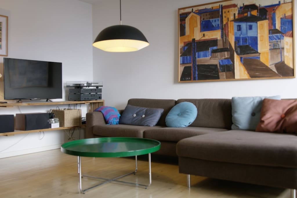 One side of the livingroom. We have Netflix on the tv :)
