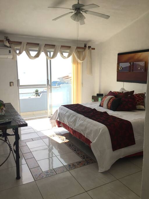 Recamar Principal con baño completo y vista al mar y TV