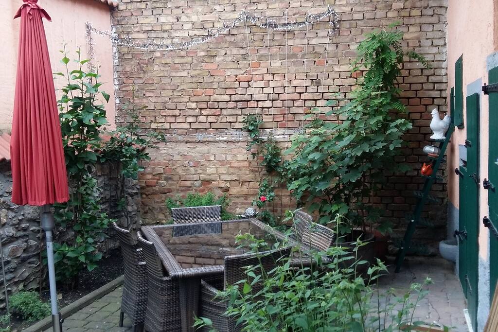 Gemütlich sitzen im Hof