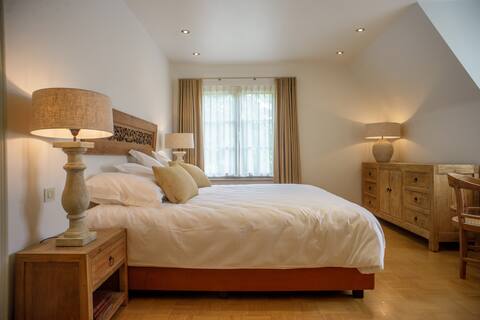 Suite with two separate bedrooms (2-4 persons)