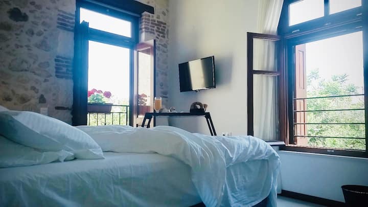 Спалня на първия етаж с изглед към Старата крепост и басейна