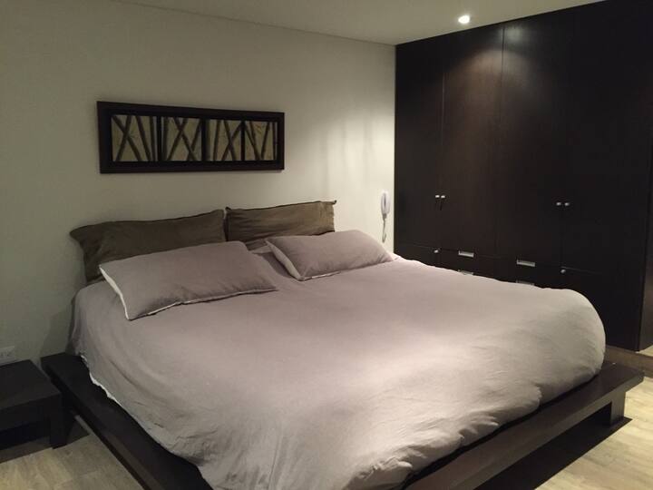 Главна спална соба. Брачен кревет (широк 180-220