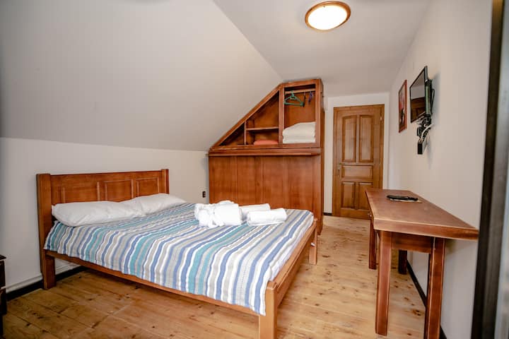 Habitación 3. Cama doble y cama individual plegable con baño privado.