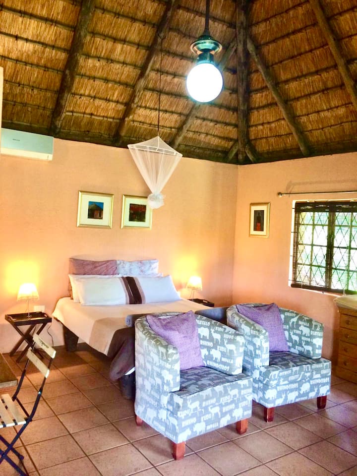 Bienvenue dans l'Afrique sauvage, bienvenue dans la réserve naturelle privée de Grietjie. Profitez d'un séjour privé dans un chalet indépendant avec une petite kitchenette, une salle de bain attenante, un coin barbecue privé, une véranda avec vue sur la rivière et un accès à une grande piscine.