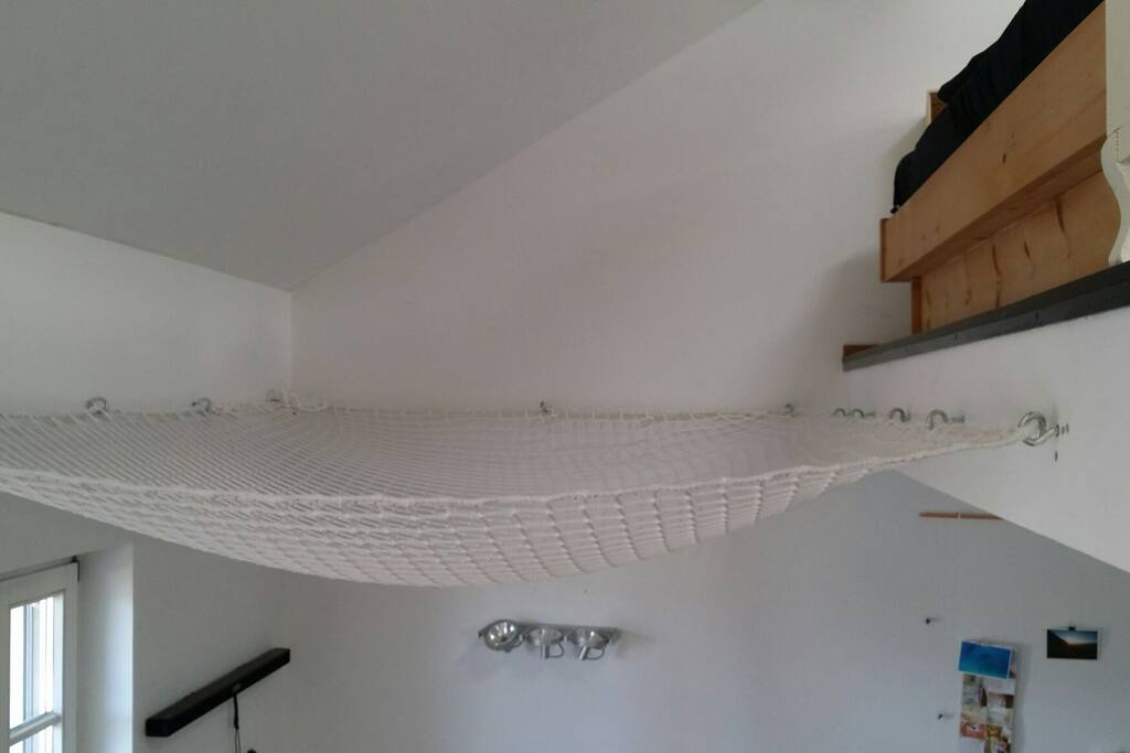 Neben dem Bett geht es nach unten ;-) Aber nicht weit, hier ist ein Netz gespannt das auch sehr gut zum "chillen" geeignet ist.
