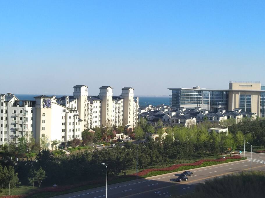 阳台休闲区,坐在阳台可以看见不远处的海面。