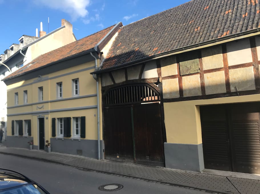 Unser Hof mit Bauernhaus, Einfahrtstor und ehem. Kuhstall