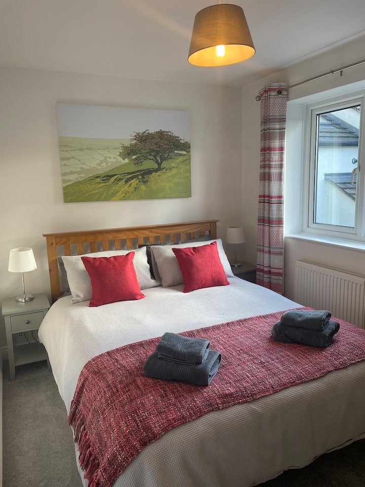 Hlavná spálňa. Šatník, zrkadlo v plnej výške v tejto izbe. Zatemňovacia roleta.