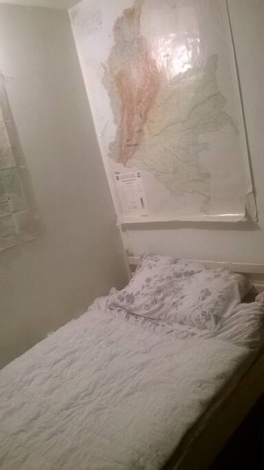 Cama sencilla confortable.