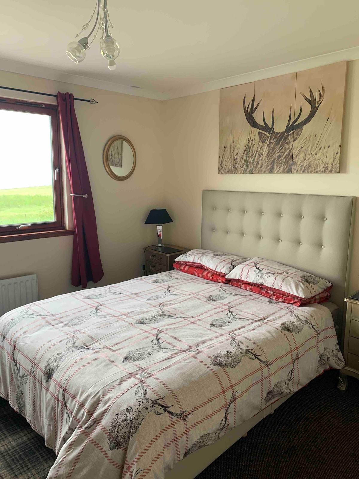 Основна спалня със суперголямо двойно легло 