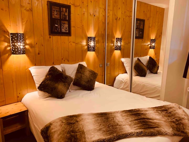 Dhomë gjumi master me hapësirë për gardërobë dhe dritare me pamje nga zona e përbashkët dhe restoranti 