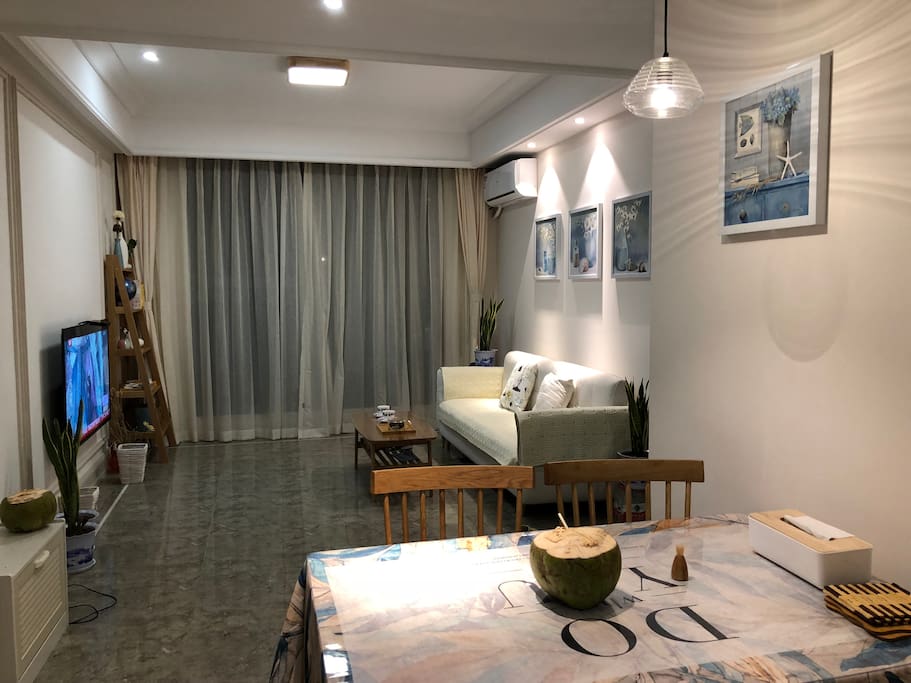 客厅及餐厅