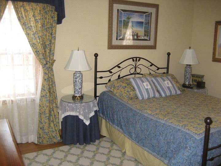 Queen Master Suite sa susjednom kupaonicom. U ovoj prostoriji postoji TV.