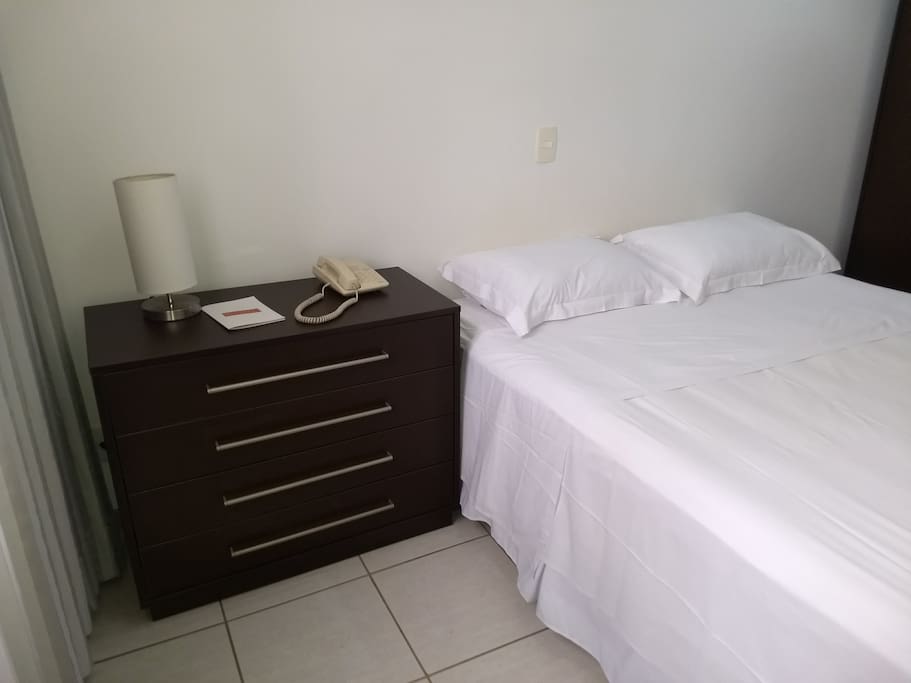Quarto com Cama Queen, Cama Auxiliar e Enxoval completo.