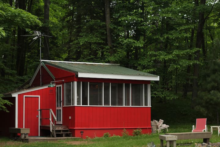 “ The Bunk House” on Lake Amnicon