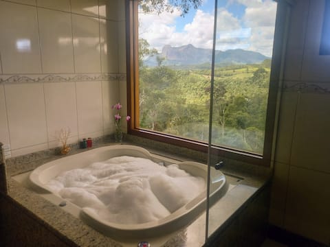 Paz and heated hydro with incredible views of Pedra Azul
