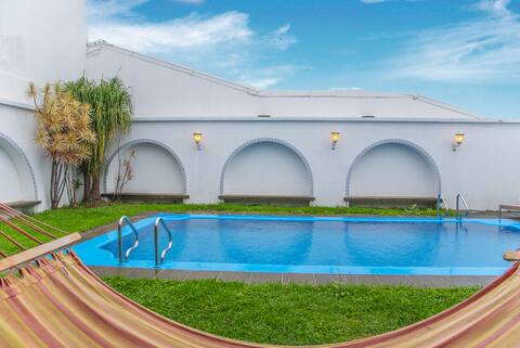 3 BR Apt with Pool and Sauna