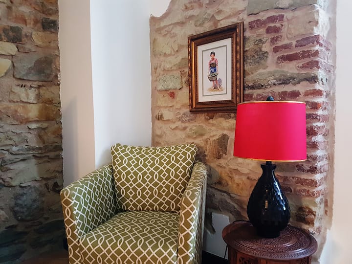Patty’s Casco 2br Loft | Balcony & Personal Touch - Panama City