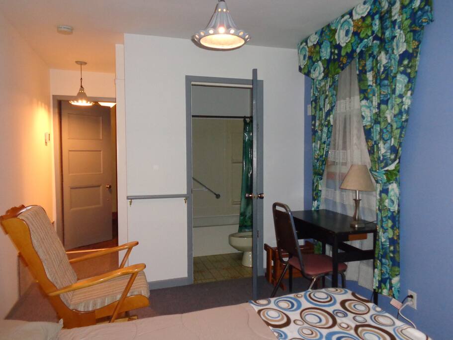 Chambre avec un petit coin travail
