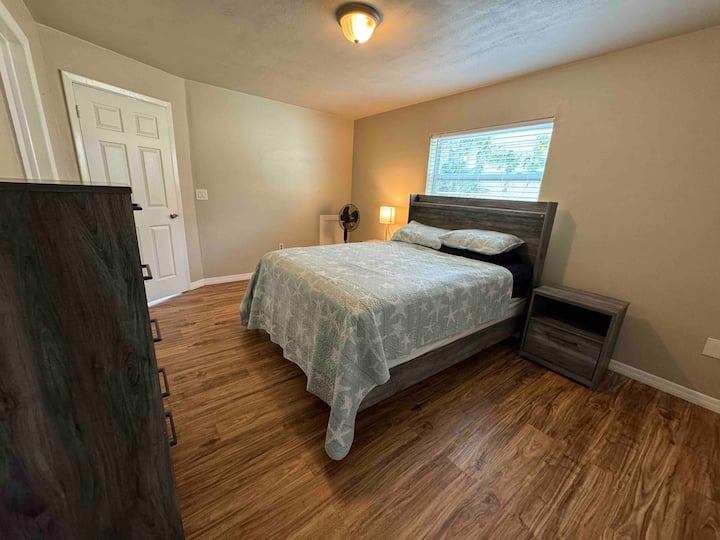 Dhomë gjumi kryesore me hapësirë të bollshme me një banjë brenda.