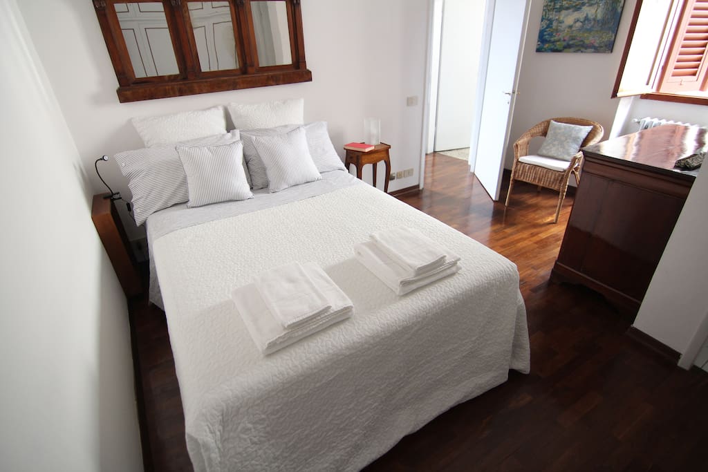 The bedroom with sheets and towels