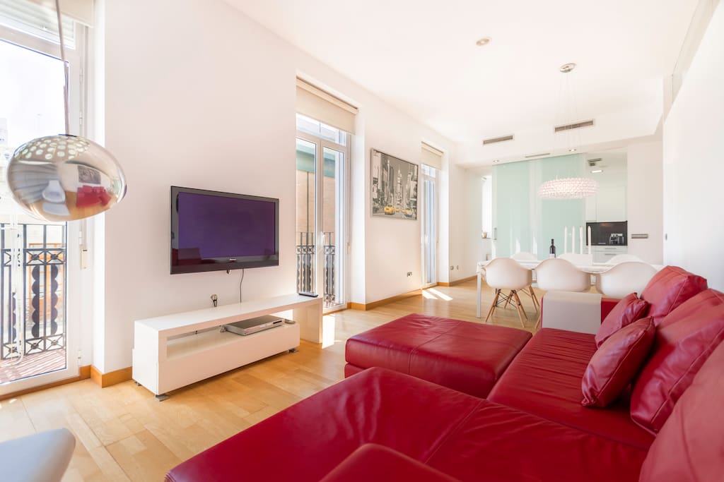 Spacious and luminous living and dining room area