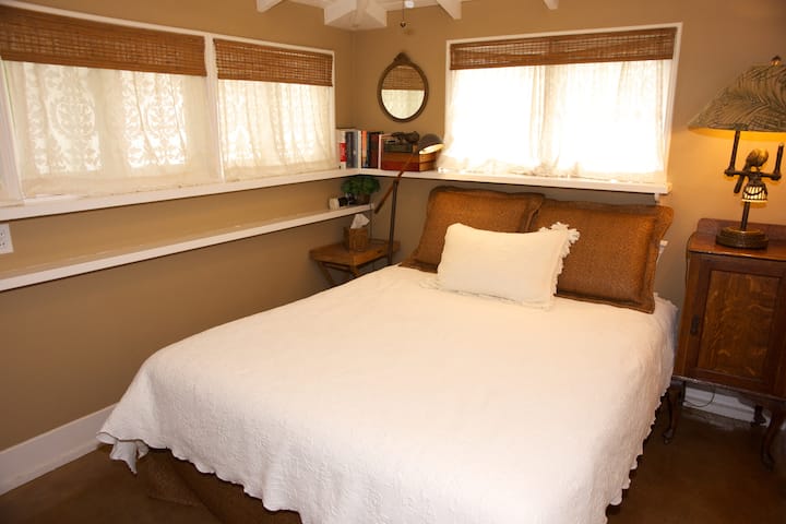 ห้องนอนพร้อมเตียงควีนไซส์