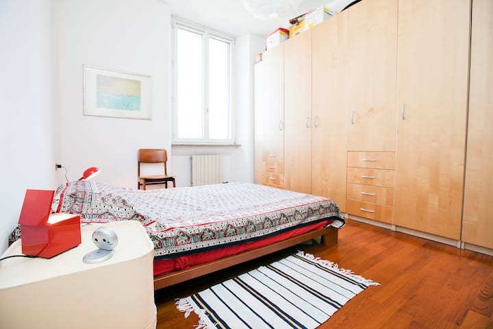 标准双人床卧室 