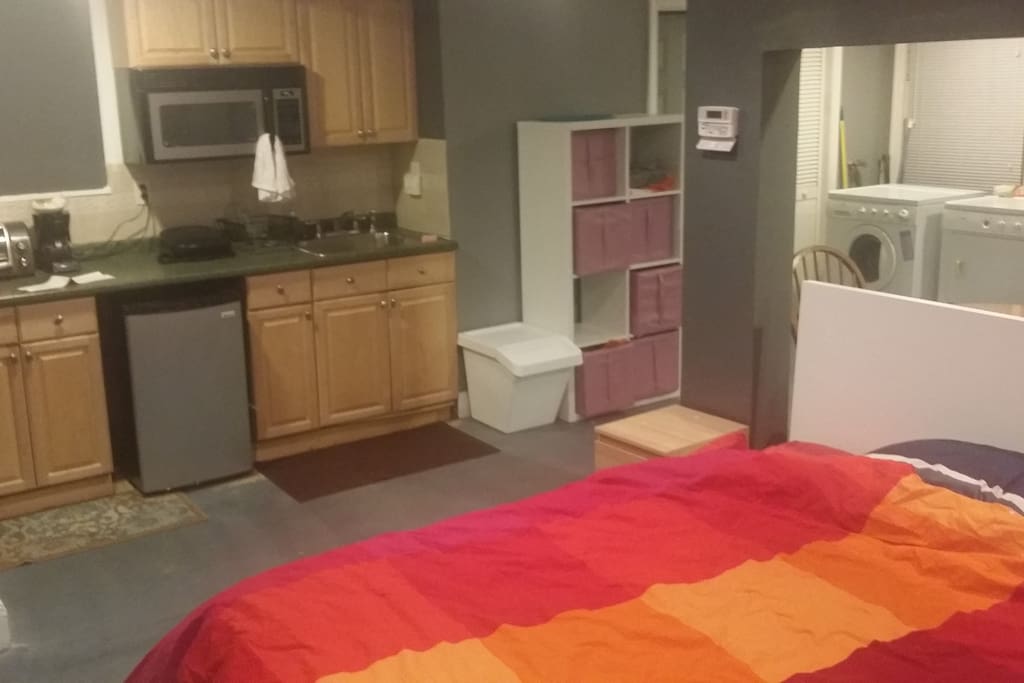 Queen bed, kitchenette