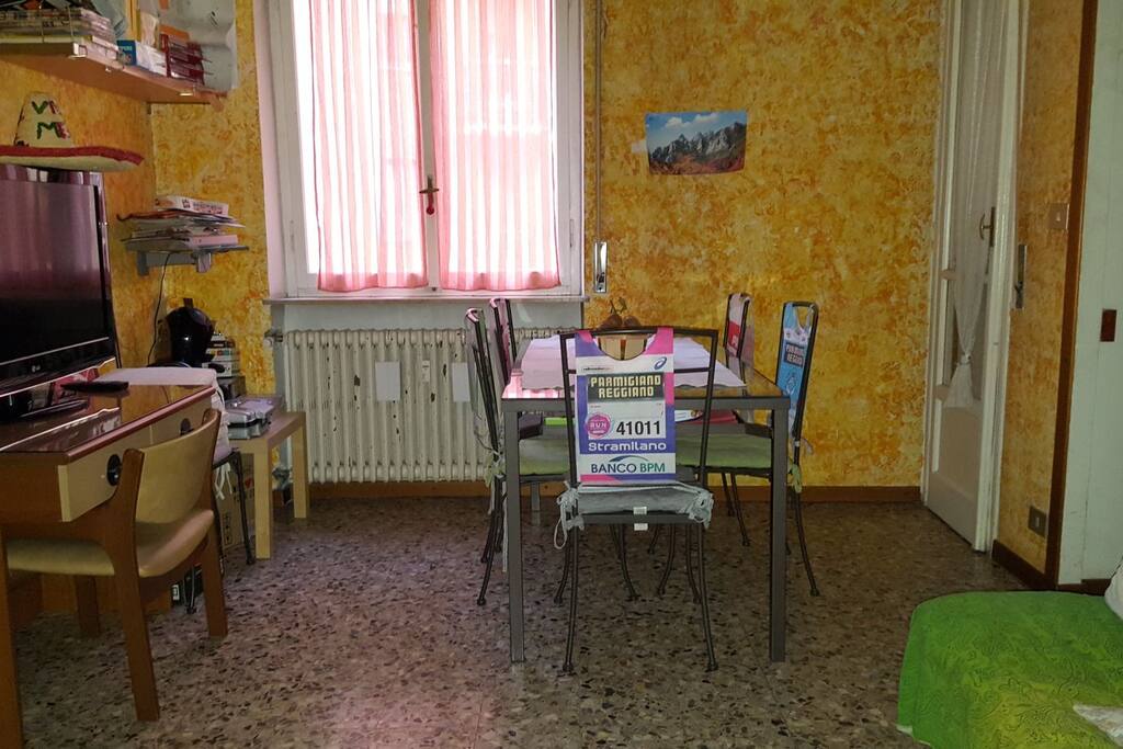 The day area is a fully equipped living room is fully equipped and has direct acess to the toilet, a small balcony and the side-kitchen