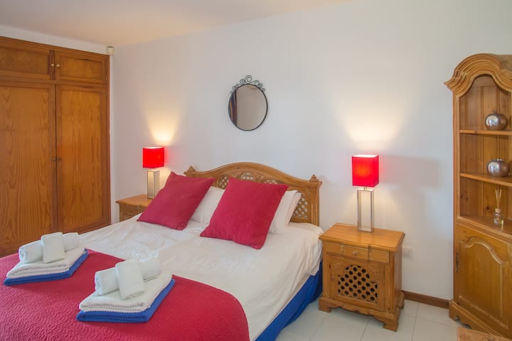Dormitorio principal con cama tamaño king