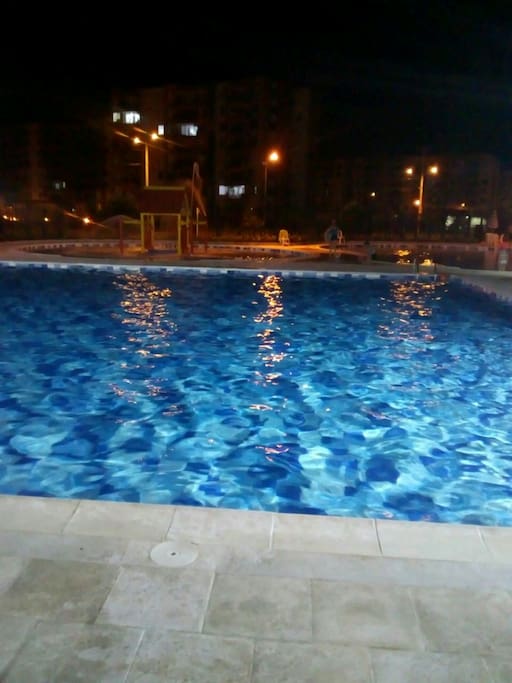 Piscina en la noche