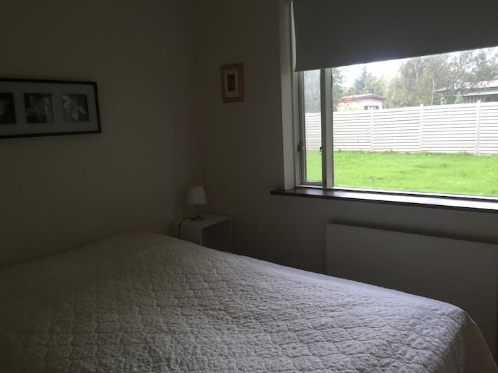 Un bonito dormitorio con una cama cómoda y un buen espacio en el armario. Puedes colocar una cuna junto a la cama si viajas con un niño pequeño.