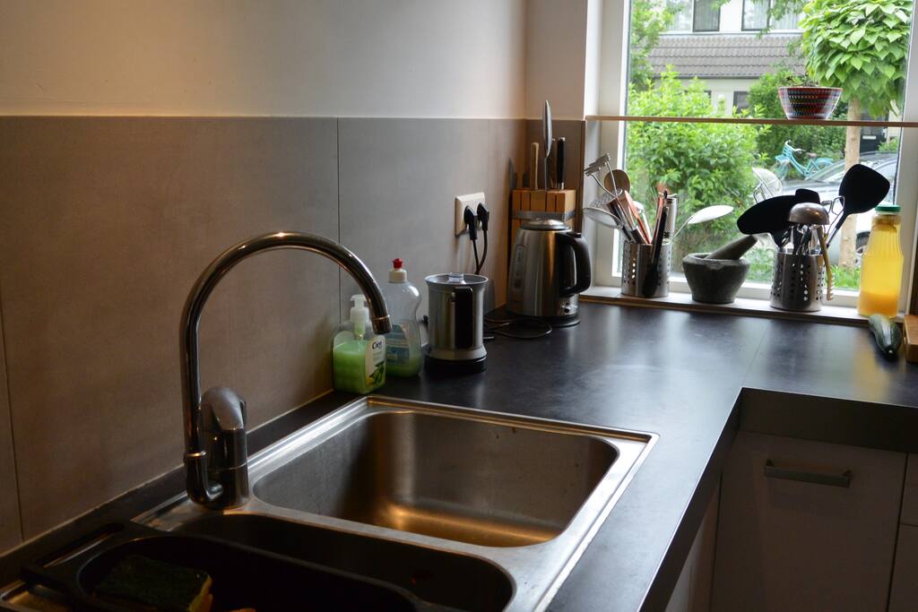 ruime keuken met koelkast
