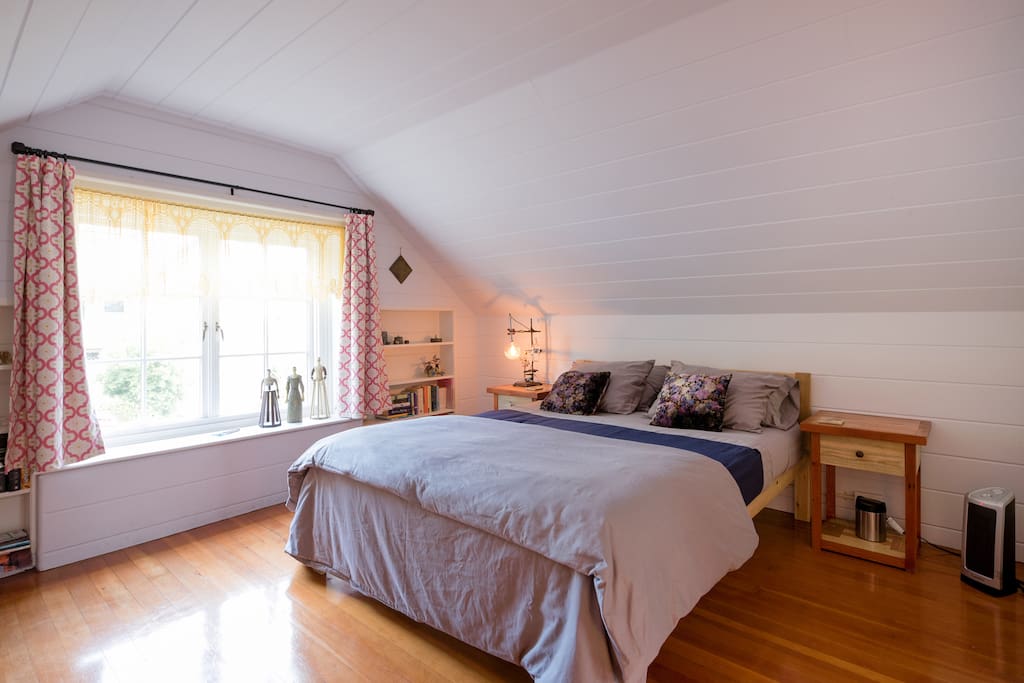 Bedroom with queen sized handmade McCroskey mattress