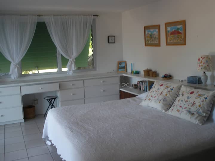 Dvokrevetna soba u prizemlju s bračnim krevetom