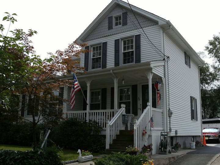 Sunny room in historic home Houses for Rent in Saddle Brook, New