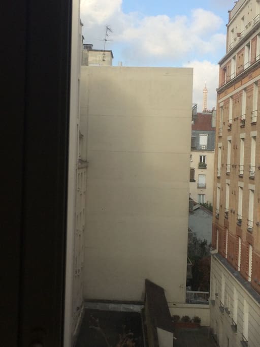 Petite vue sur la Tour Eiffel depuis le salon