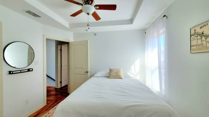 นี่เป็นห้องนอนที่สองที่ชั้นบนใช้ห้องน้ำแบบแจ็คและจิลกับห้องที่อยู่ติดกัน