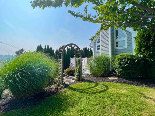 The Sea Loft. Walk to private beach + kayaks. gallery image 5