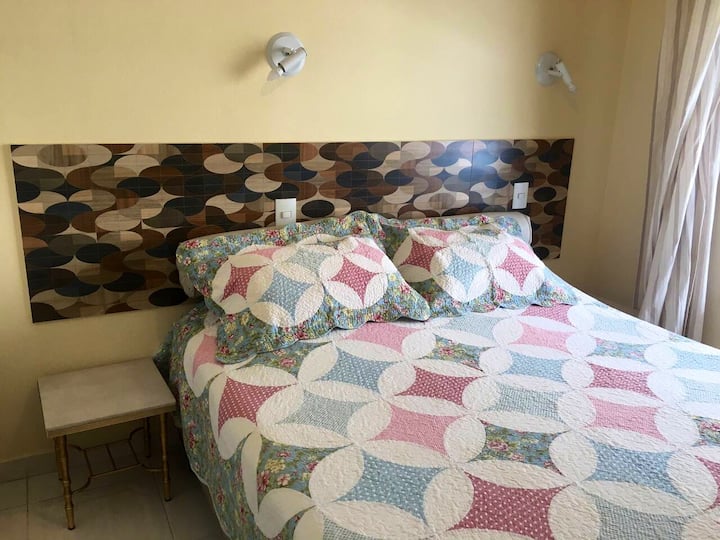 غرفة نوم مزدوجة مع مرتبة مربعة بقاعدة زن