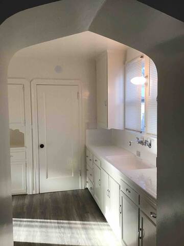 Cheerful 3 Bedroom Tudor Home gallery image 4