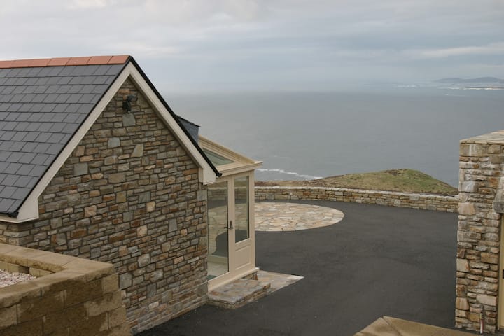 Guest lodge with majestic view .
