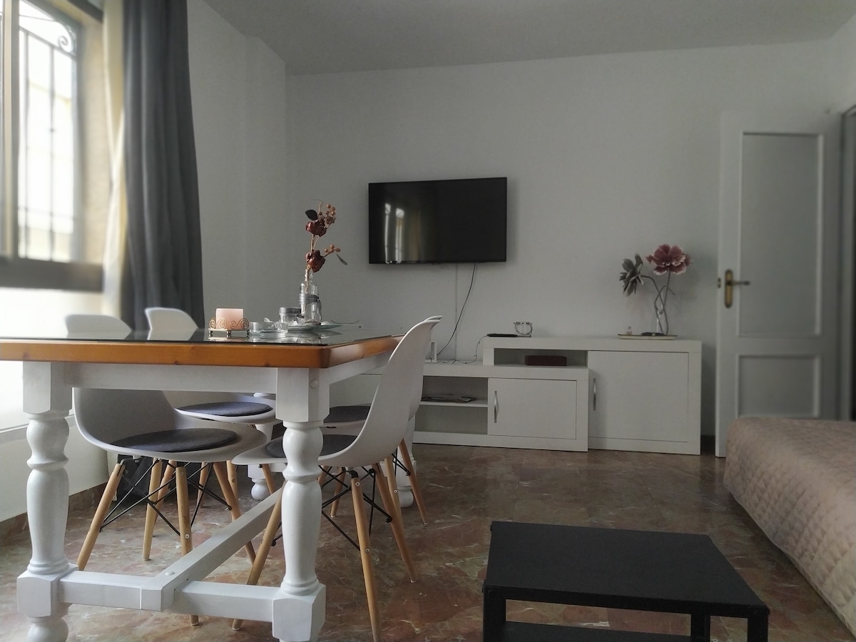 סלון יפהפה ומרווח המשקיף על החוף מחלון גדול, עם דגם הטלוויזיה האחרון 43 אינץ', טלוויזיה חכמה. 2 ספות נפתחות גדולות ונוחות. מיזוג אוויר ומאוורר בתקרה. הרבה אור טבעי