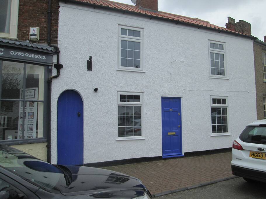Front view of cottage on the Market Square
